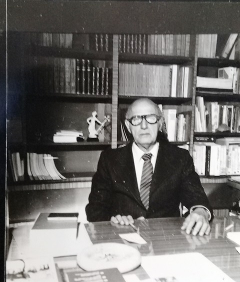 Foto de En su oficina de la Dirección de la Biblioteca Nacional José Martí, 1983. Colección de Fotos Cubanas, BNCJM.
